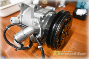 今年初のBMW E30のエアコン修理開始です。